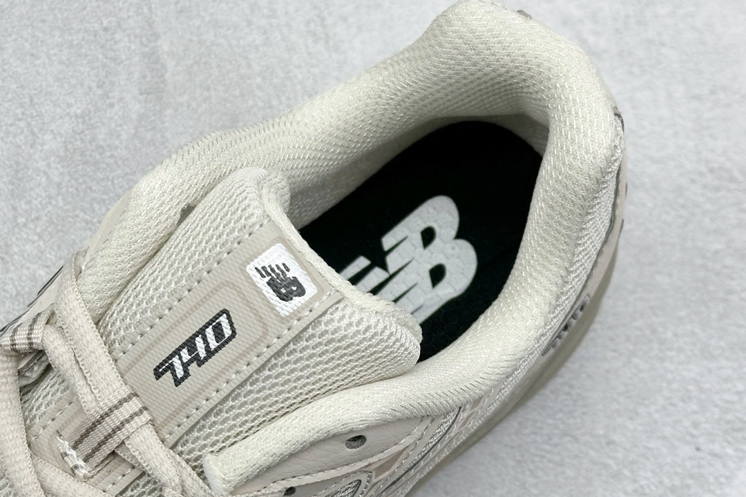 New Balance 740